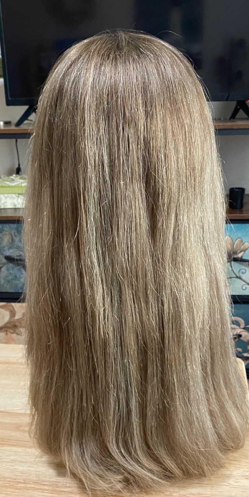 PREOWNED WIGSHE CUSTOM COLOR BROWN BLONDE HUMAN HAIR WIG . SIZE SMALL