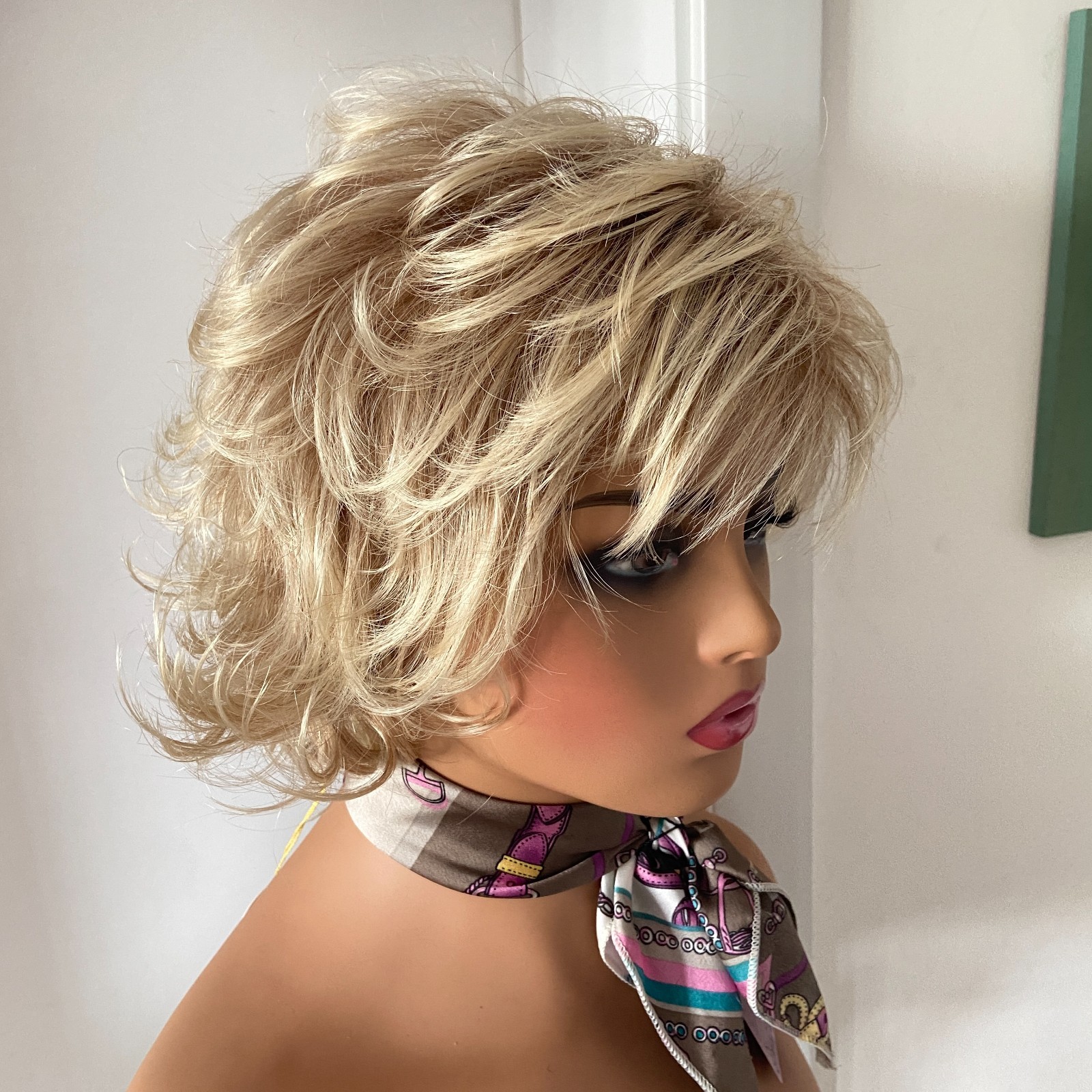 Short Layered Wavy Hairstyle Rooted Blonde Mix Synthetic Wigs Women Natural Soft