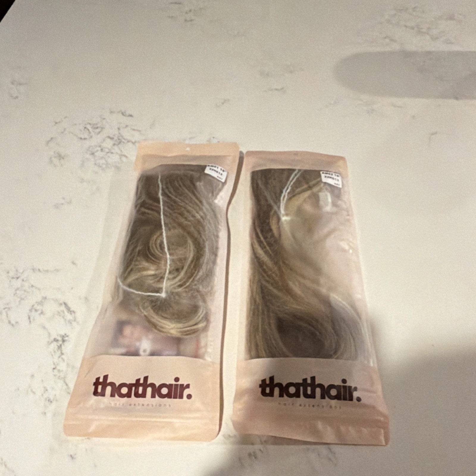 That hair Honey Blonde 18in wavy and straight. Hair extension (NEVERWORN)