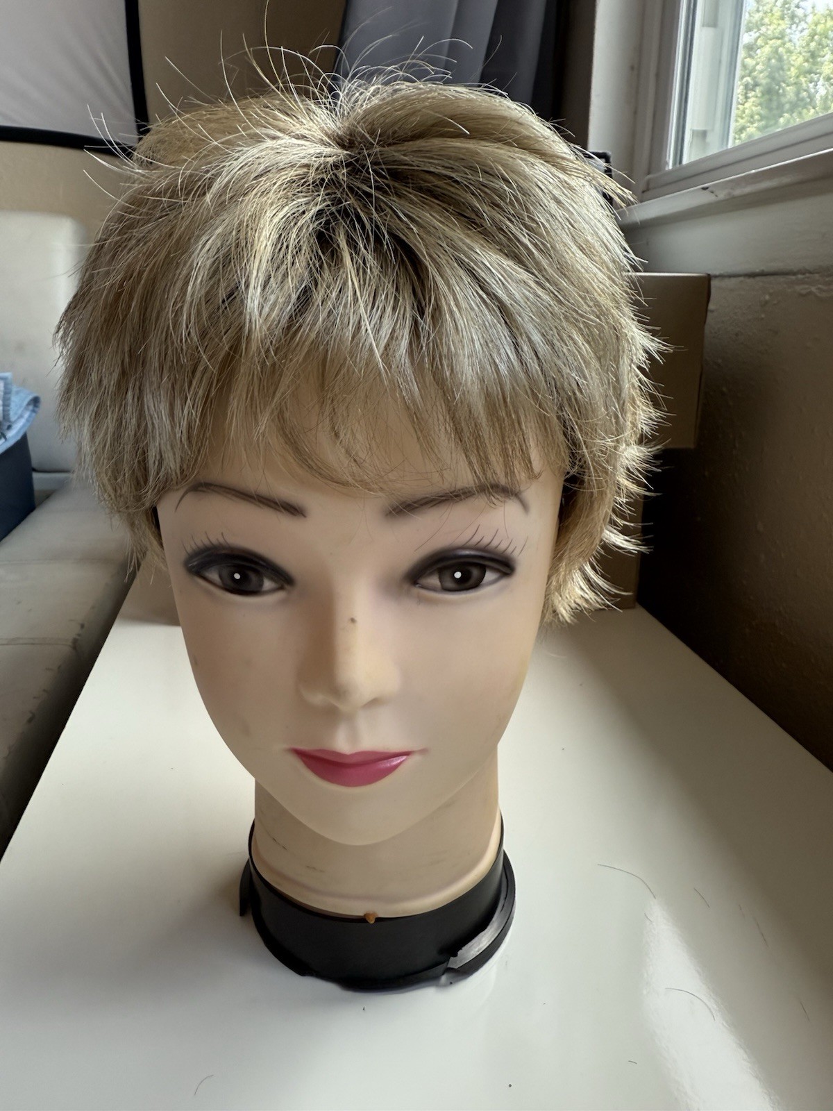 Rene of Paris Lizzy Pixie Wig 2347 Creamy Toffee-R Synthetic Pre-Owned Short