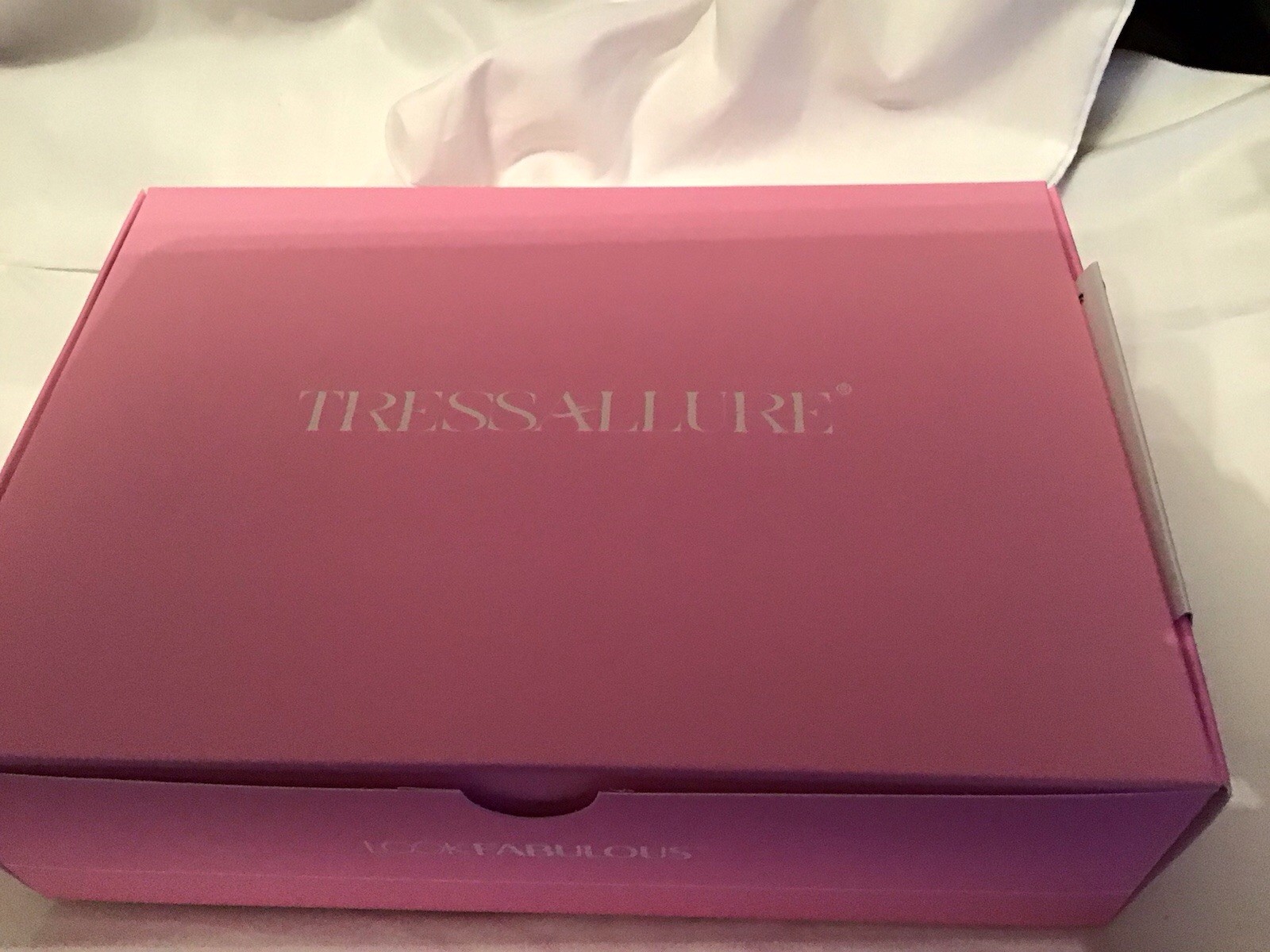 NEW IN BOX TRESSALLURE WIG CC1101- SLEEK and STRAIGHT BERRY CREAM 27/25/88 SUN
