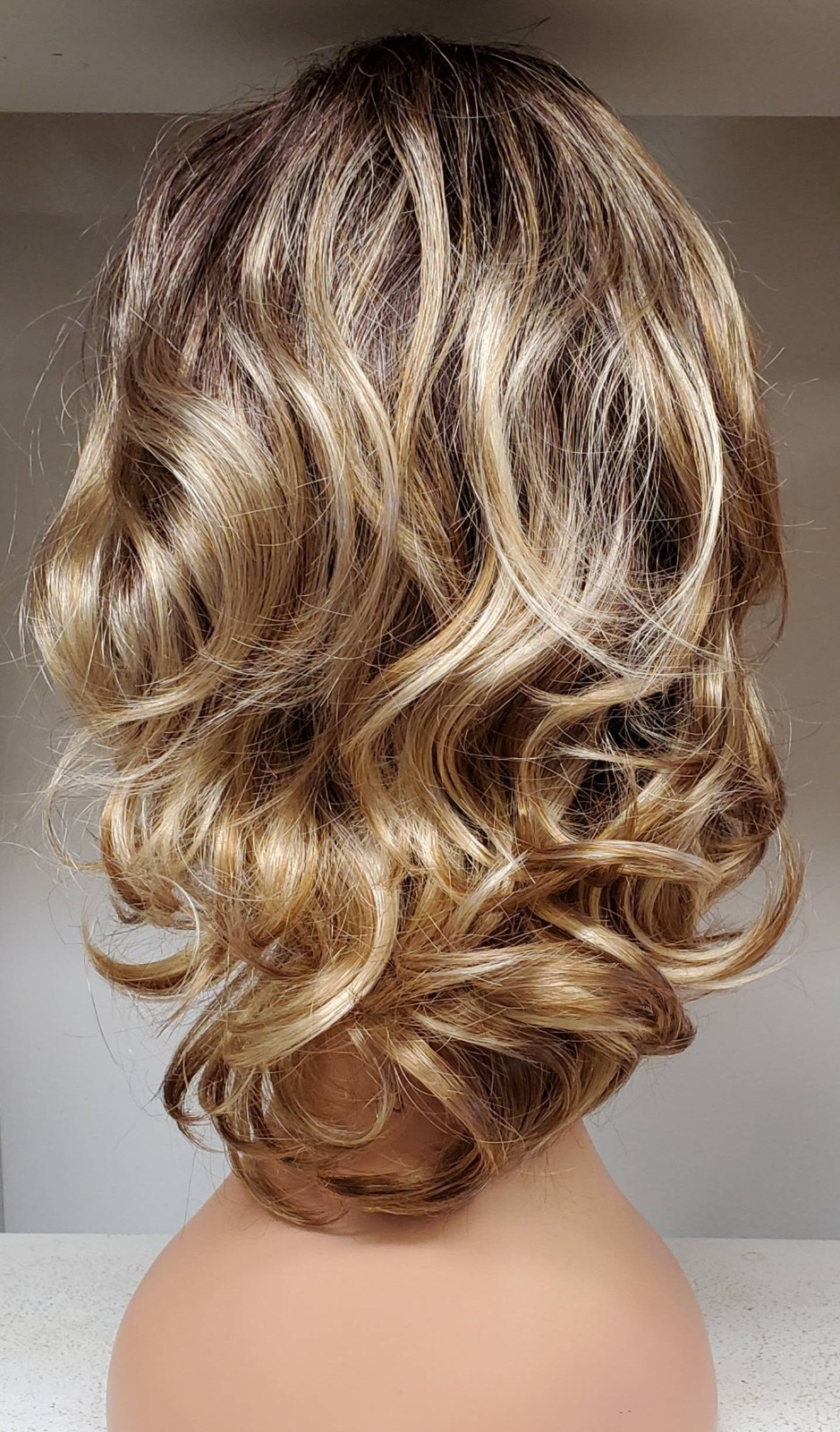 India 2390 Rene of Paris synthetic wig color Creamy Toffee-LR NWT display