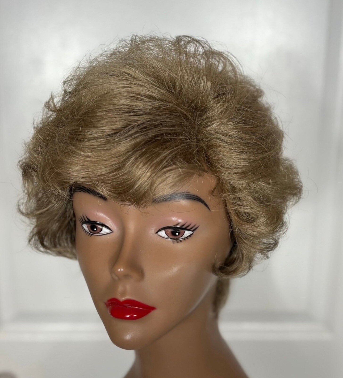 Celebration Wig Synthetic Brownish Blonde Wavy Layers SZ Average Clean GUC 10-18