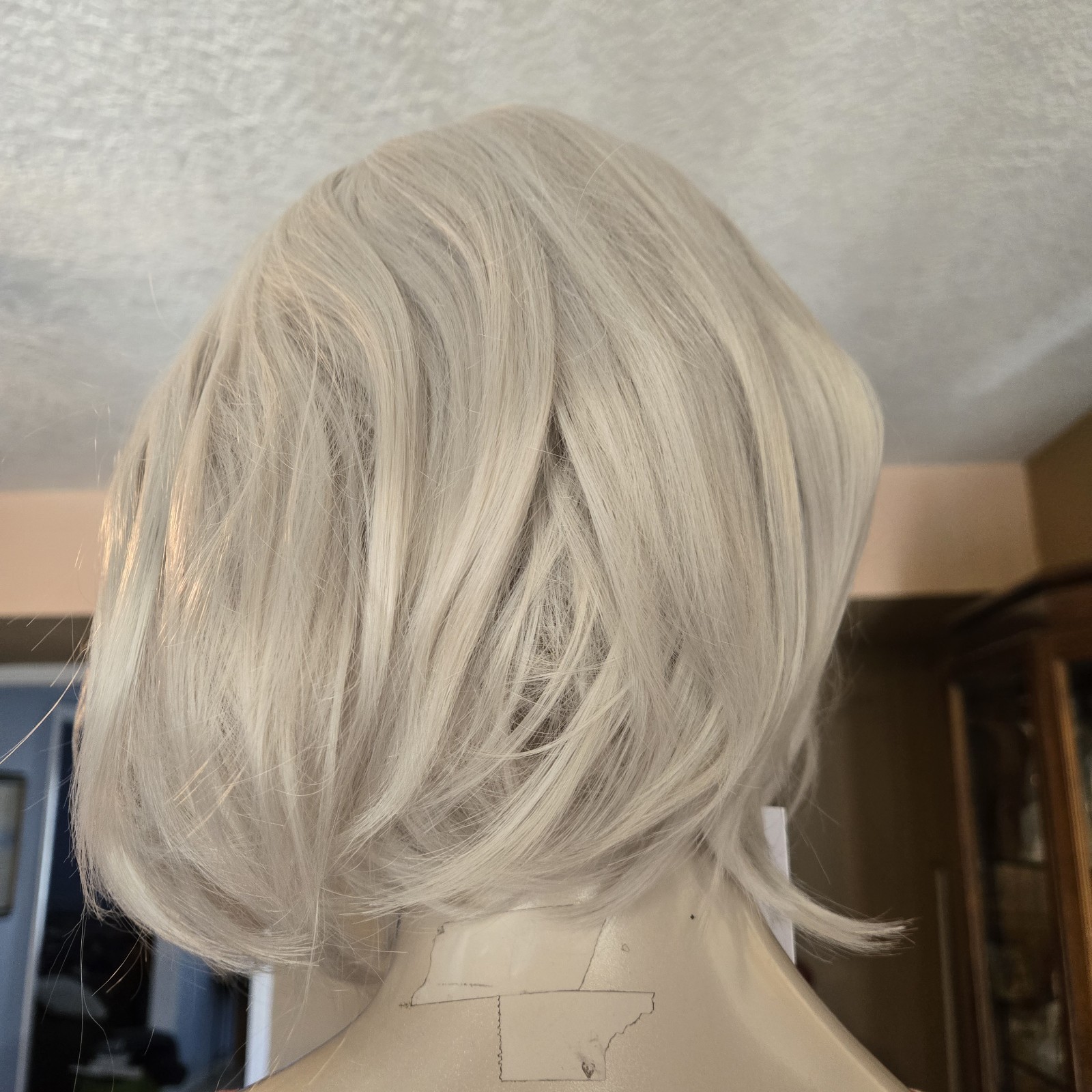 GNIMEGIL Silver Blonde / Ash Blonde Bob Wig w Bangs Short Layered Synthetic NWT