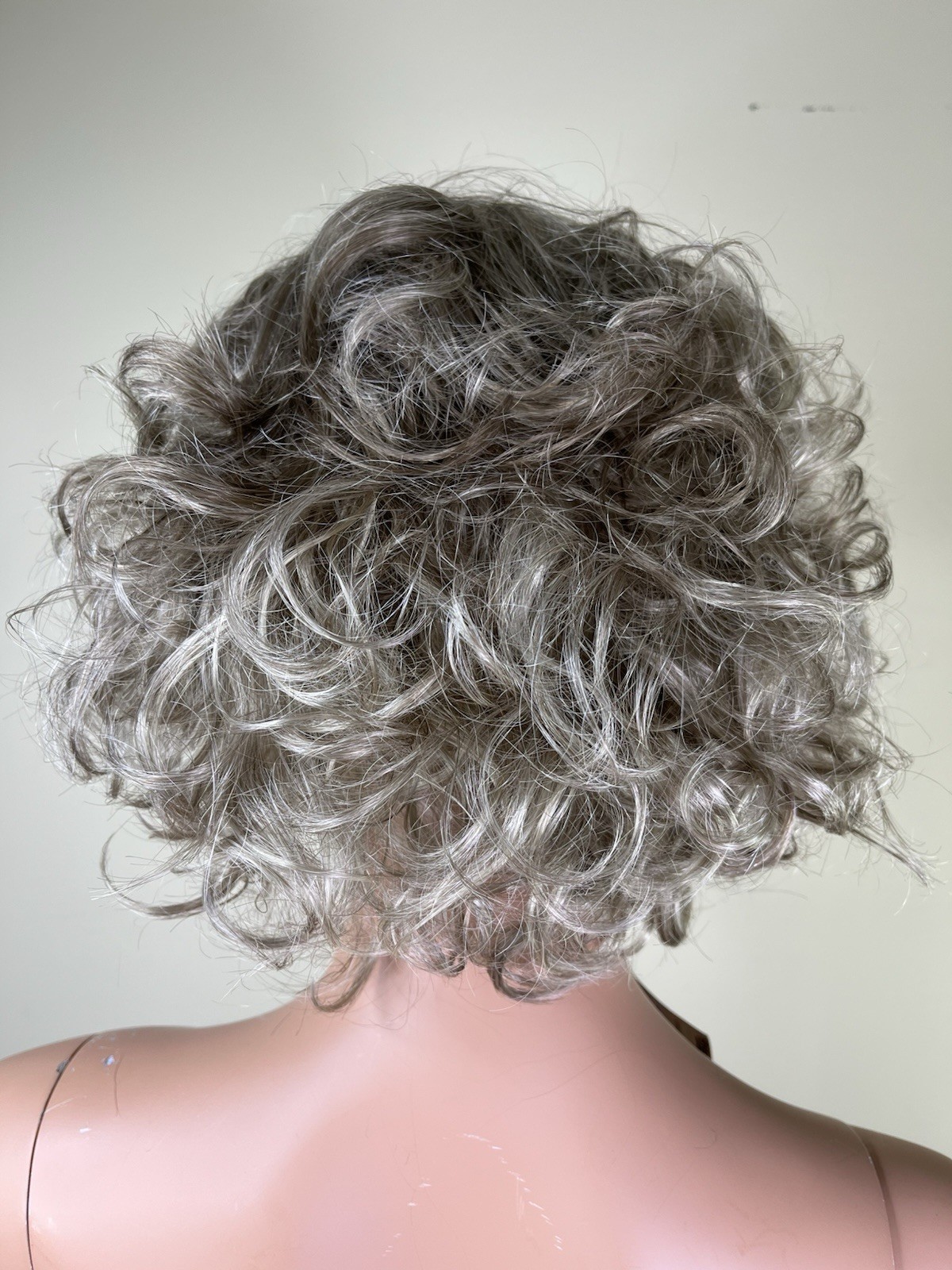 TWC Starstyle Synthetic “Crystal” Wig NWT Size Average K18-22 Ash Blonde Frost