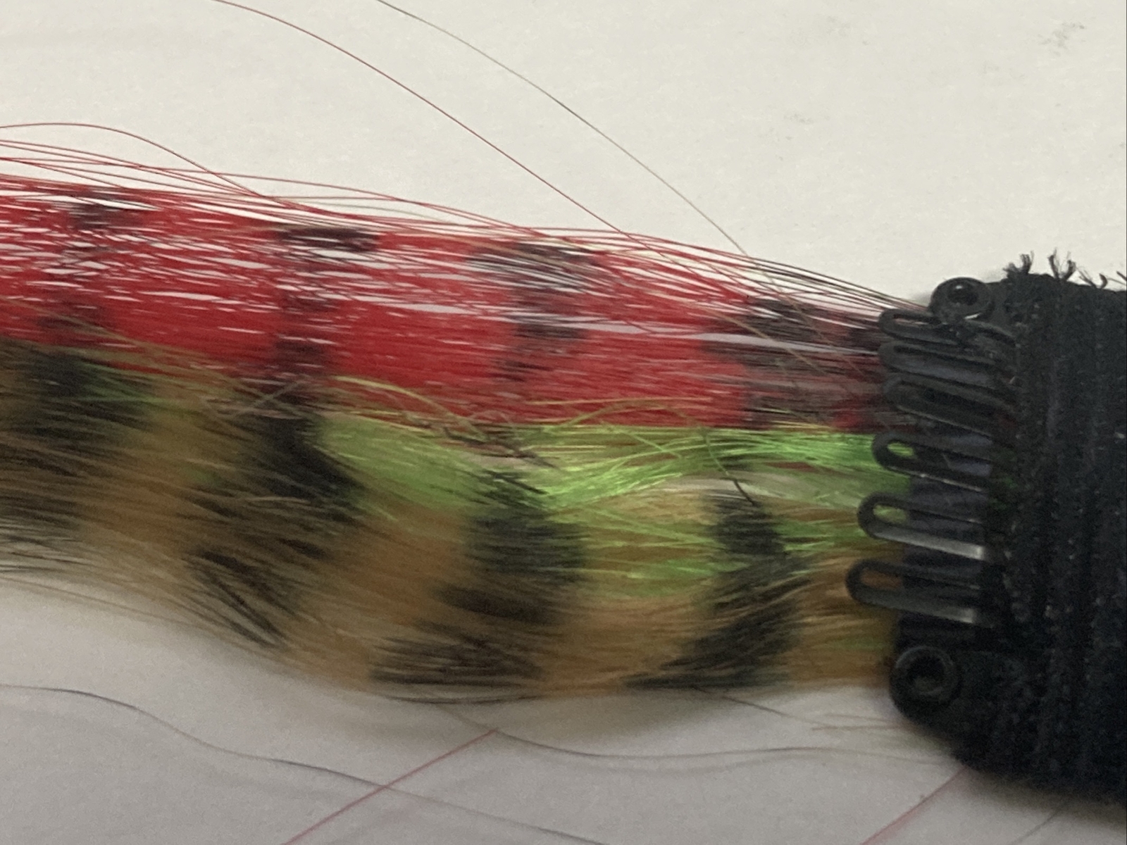 1 PIC HIGH LIGHT CLIP IN FAUX SYNTHETIC FEATHERS 16″ HAIR EXTENSION MIXED COLOR.