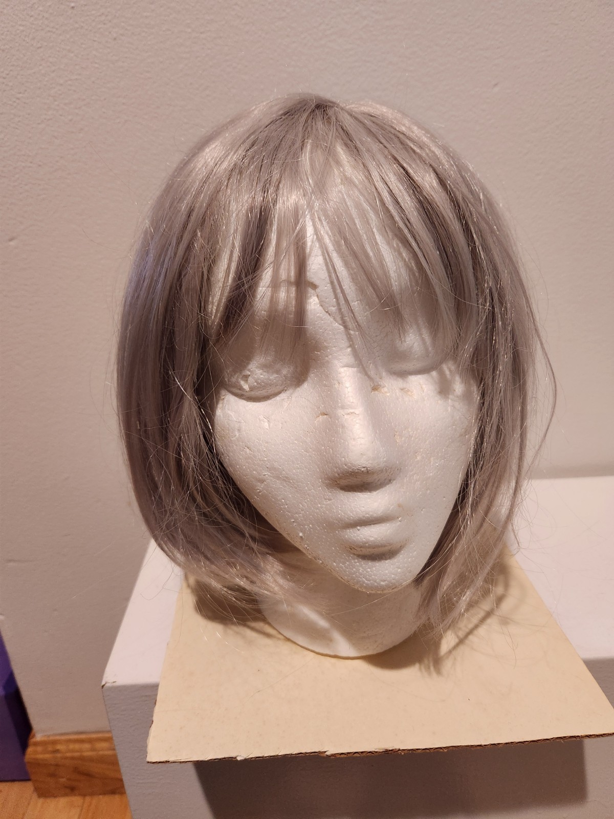 BEAUTIFUL WOMEN’S GRAY BOB WIG w/ BANGS * Lace Front ; Adjustable Hook Back*EUC