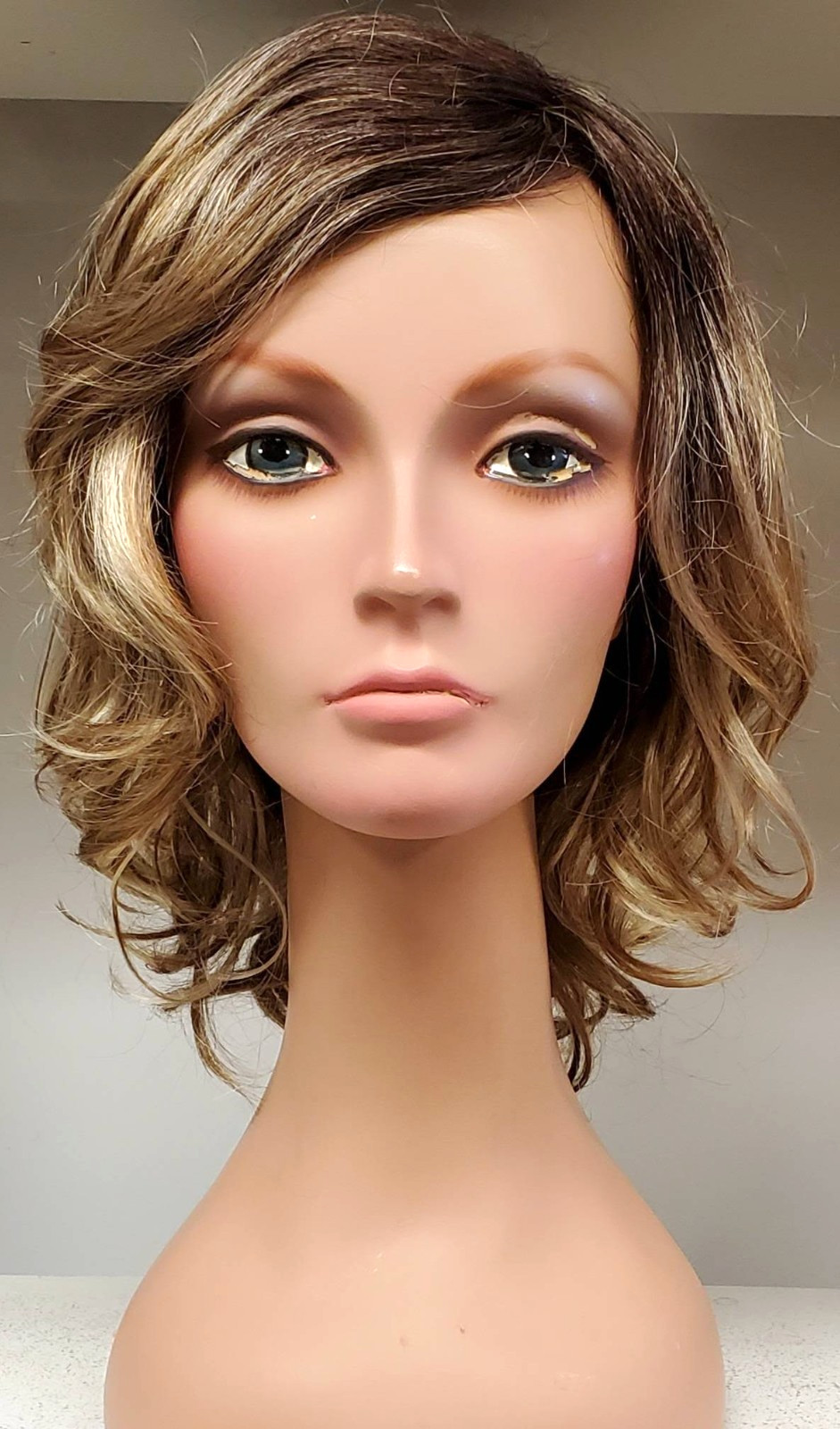 India 2390 Rene of Paris synthetic wig color Creamy Toffee-LR NWT display