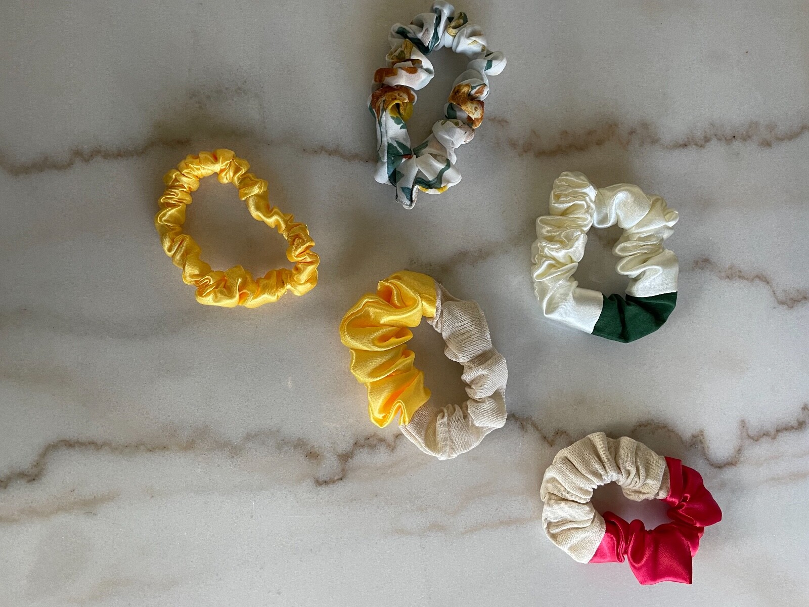 hair scrumchies, different color, 4’x4’x1′, cotton and silk fabric