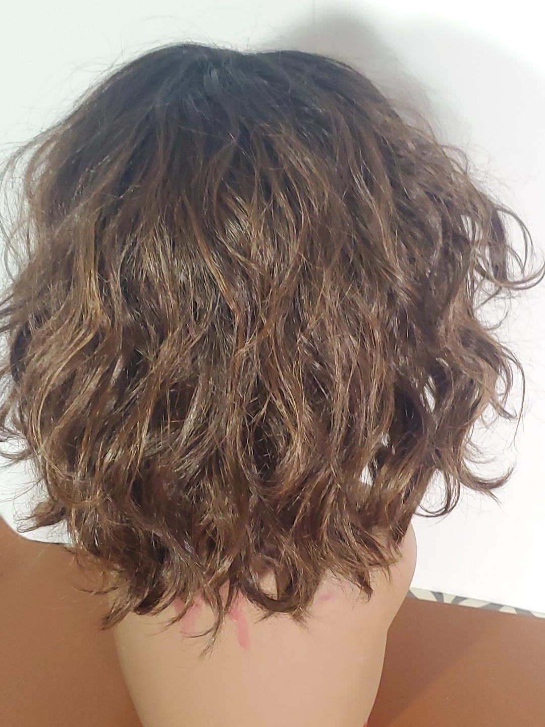 Shake-N-Go Women’s Brown Slight Highlights Messy Bob Wig w/Mesh Cap