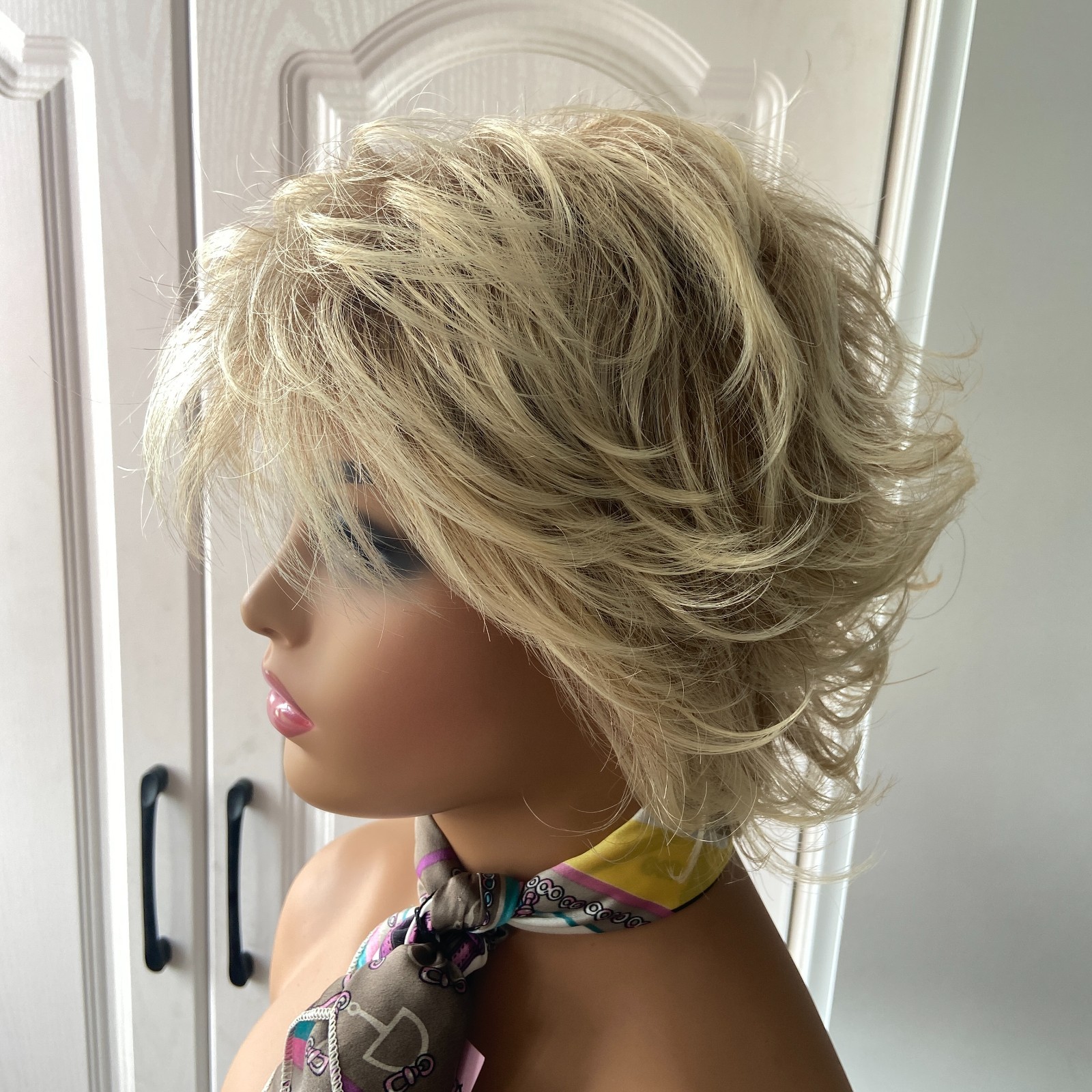 Short Layered Wavy Wigs for White Women Rooted Blonde Mix Natural Soft