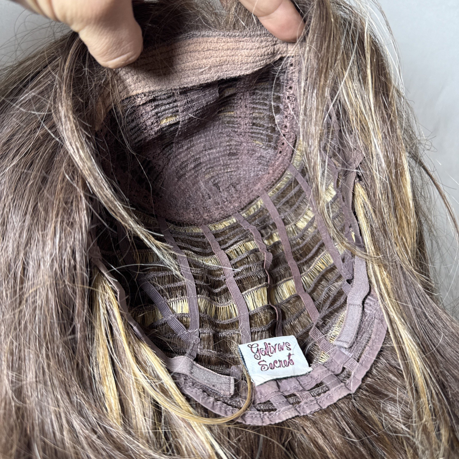 Godiva’s Secret Wigs SHORT LIGHT BROWN WITH HIGHLIGHTS LAYERED NATURAL