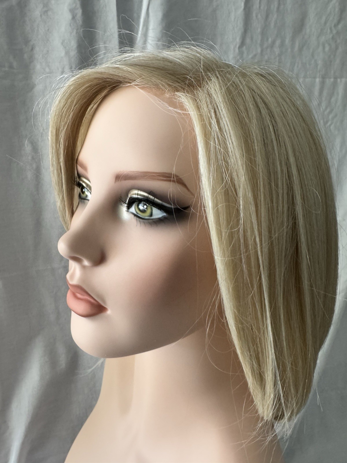 Rene of Paris River Wig Creamy Blonde NON ROOTED BNWT Perfect Below Chin Bob