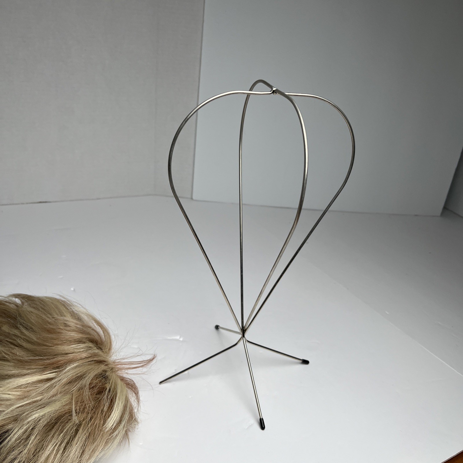 The Wig Company Blonde Perfect Image Short Average 21″-22″ w Vtg MCM Metal Stand