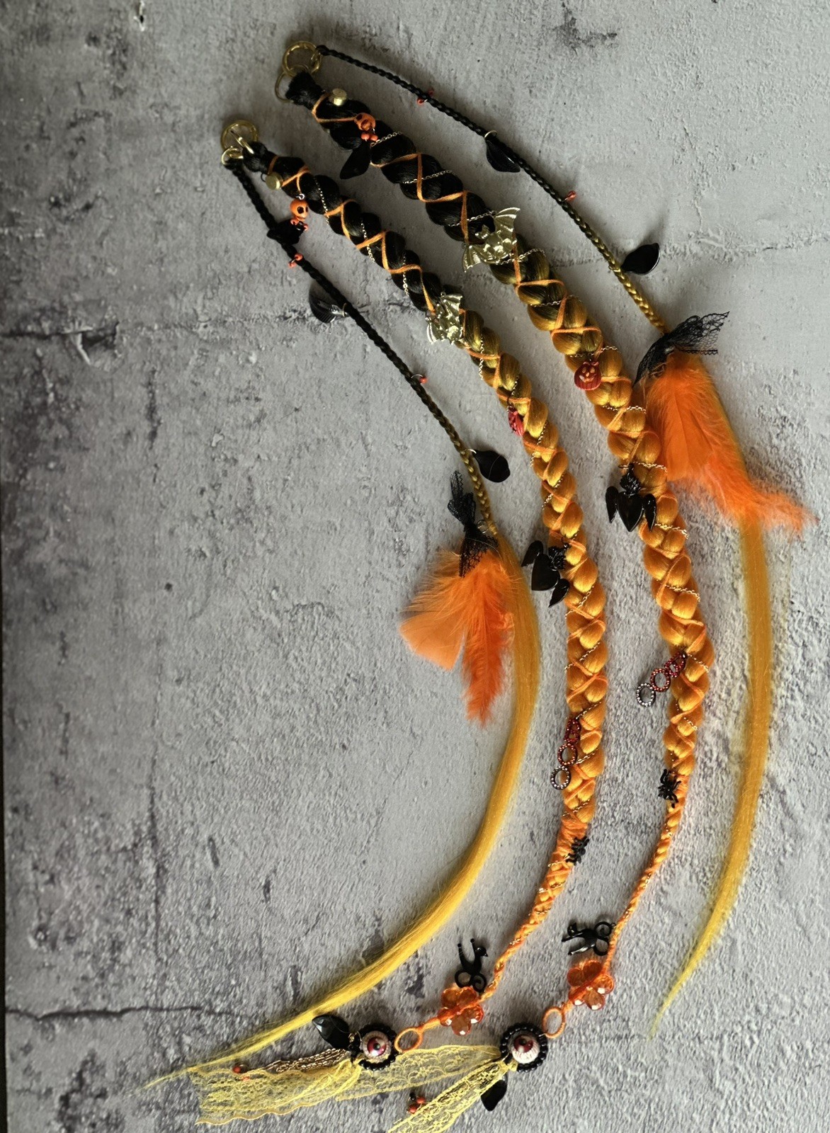 braids on rings and carabiners made of kanekalon