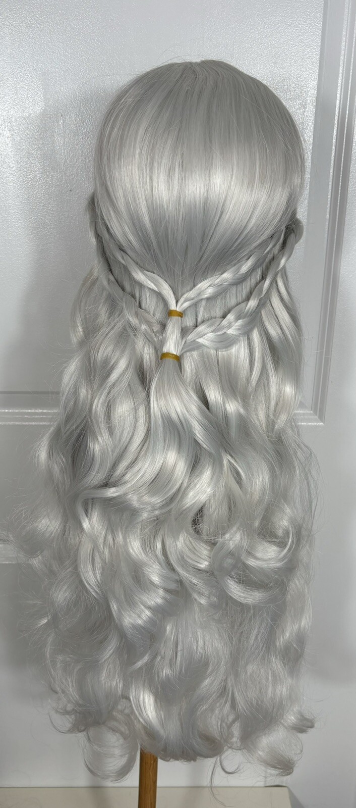 NEW Beautiful Wavy 21” Long Wig White Platinum Braids Size Large/Average New D-2