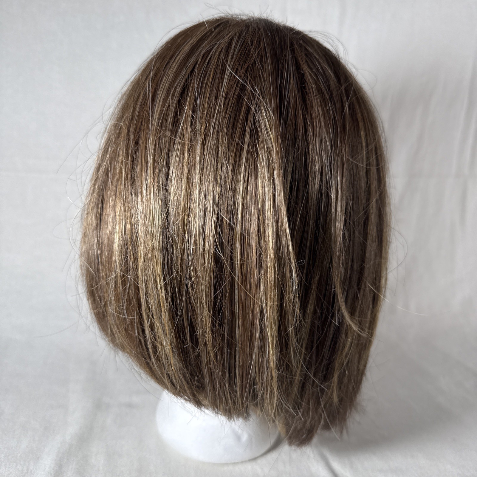 Godiva’s Secret Wigs SHORT LIGHT BROWN WITH HIGHLIGHTS LAYERED NATURAL