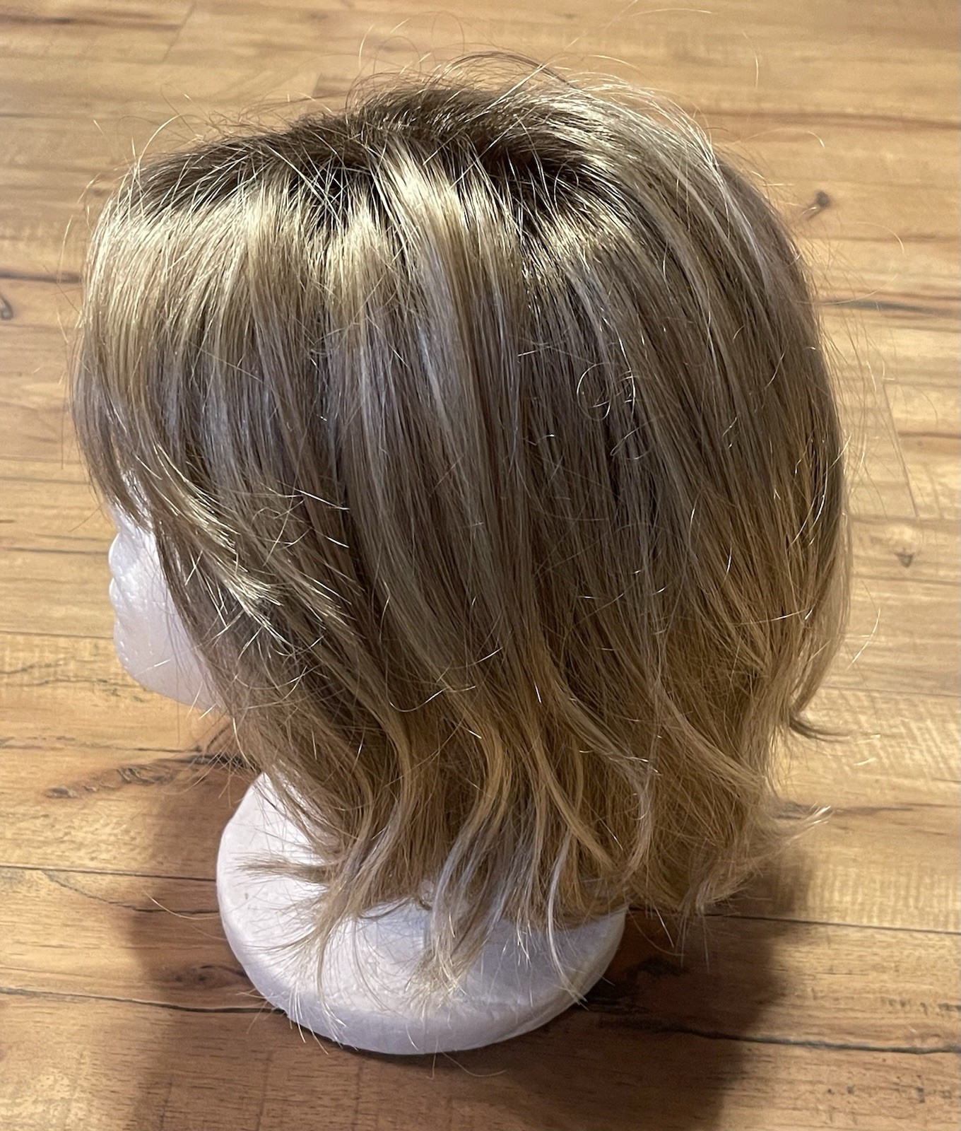 Estetica Designs MERITT Blonde Synthetic Sleek Bob Hair Wig RH1488RT8 ~ EUC