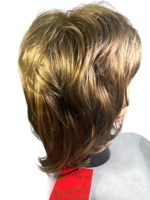The European Collection Wig Light Brown Layered Synthetic Fibers Average Cap NEW