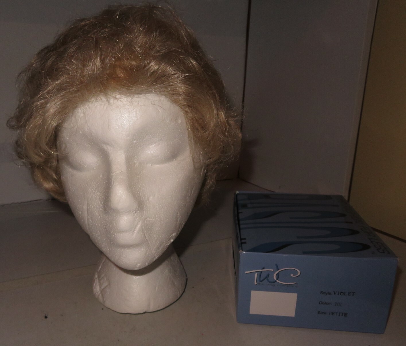 TWC Basics Wig 101 Blonde Frosted Highlights LEGACY Short Bob Average Boxed