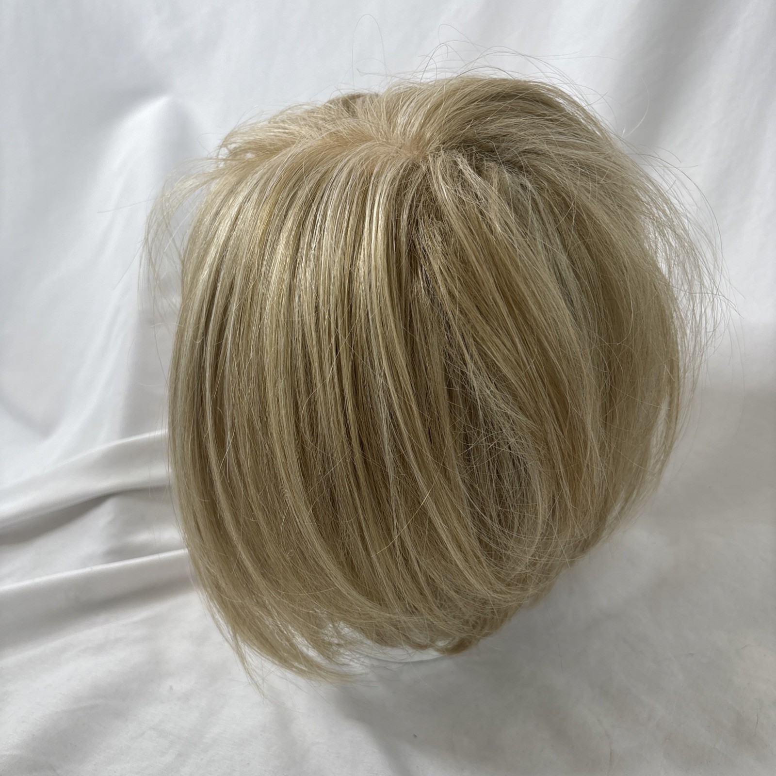 NORIKO JOLIE Creamy Blond Modern Bob Layered With Texture And Volume Wig