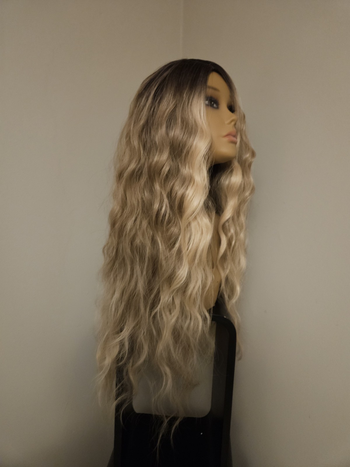NEW Beige Blonde Ombre Highlights Long WAVY Layered Wig Voluminous