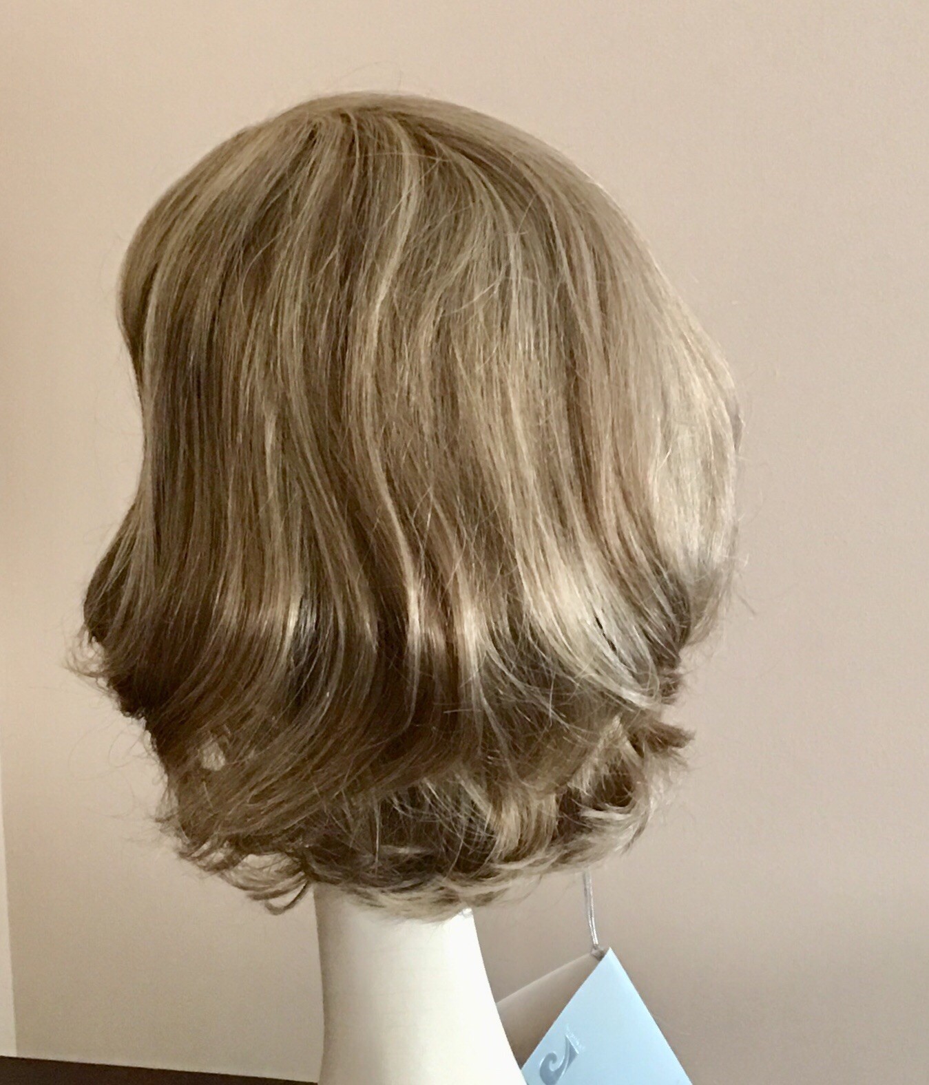 NWT JACQUELYN Wig EXCLUSIVE 18/22 Dark Blonde w/ Lightest Ash Blonde Synthetic