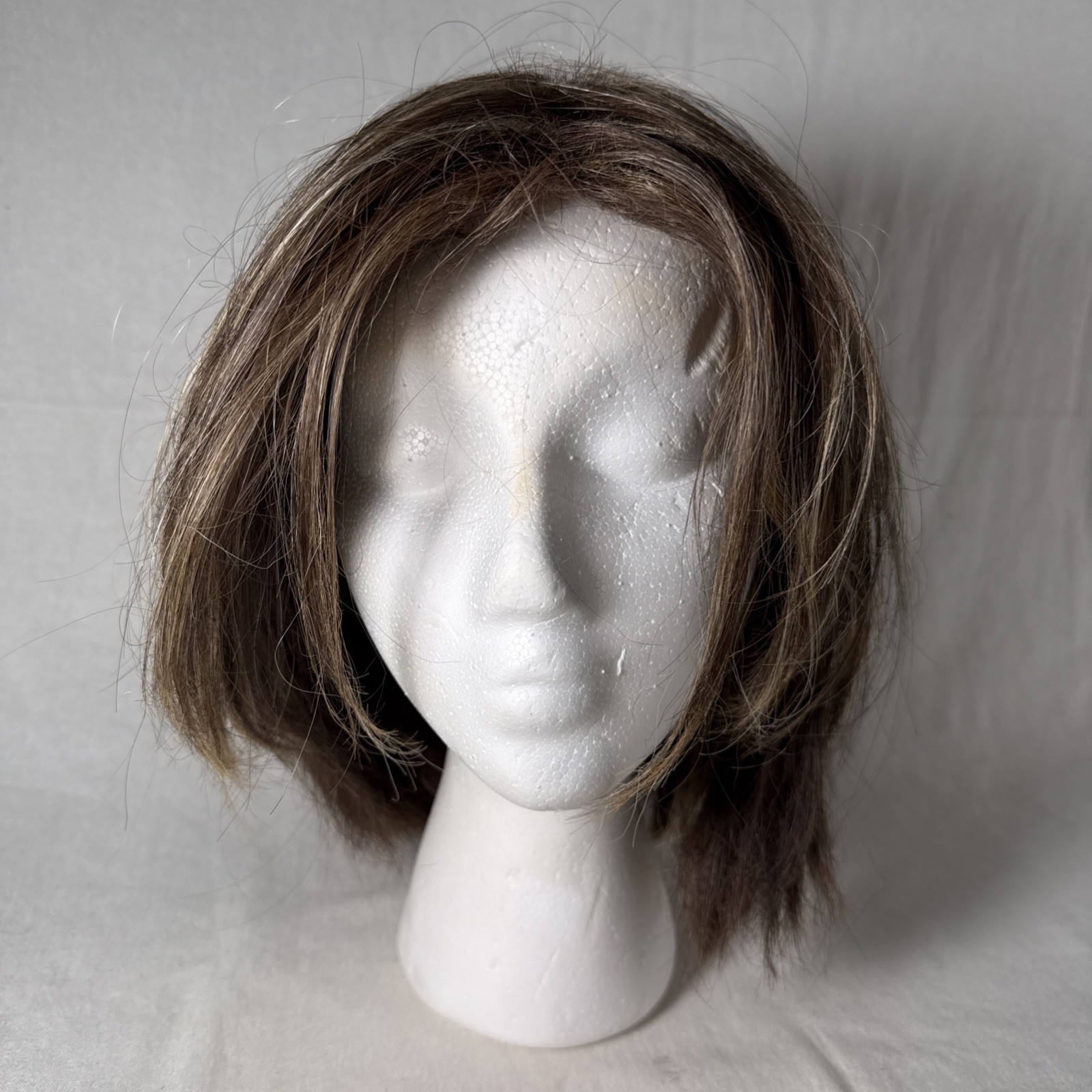 Godiva’s Secret Wigs SHORT LIGHT BROWN WITH HIGHLIGHTS LAYERED NATURAL