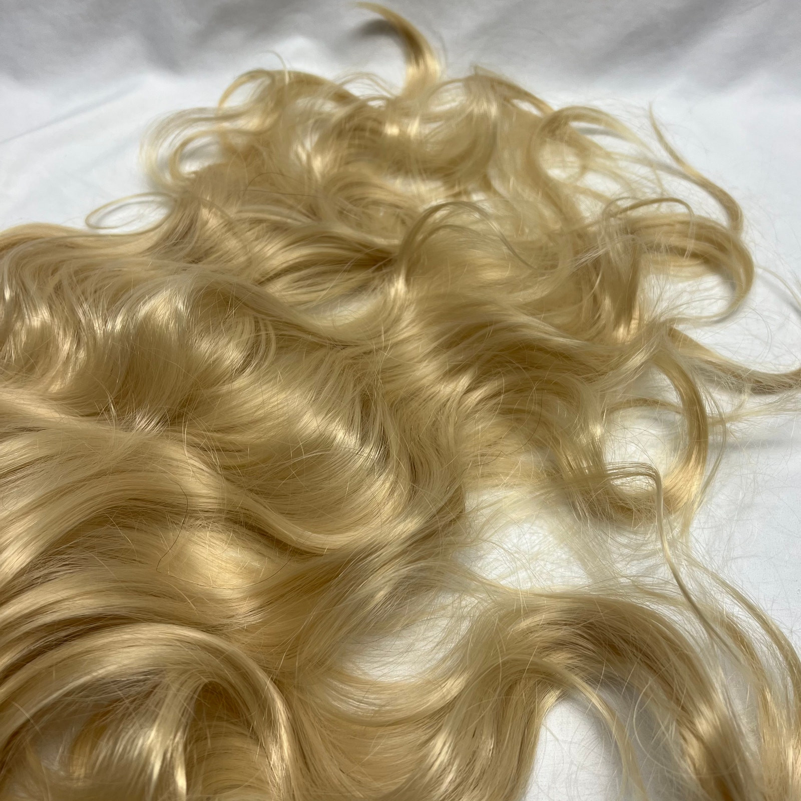 Adult Wig Long Blonde Hair with Dark Roots Wavy New Without Tags