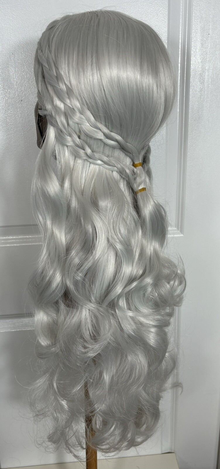 NEW Beautiful Wavy 21” Long Wig White Platinum Braids Size Large/Average New D-2