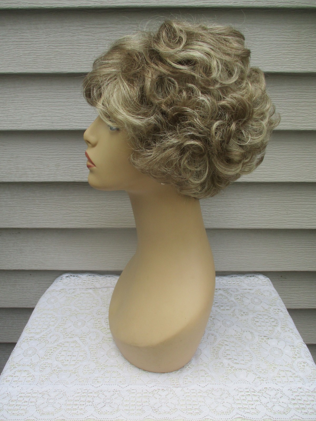 MYSTERY WIG Sz AVERAGE 18/22 LT ASH BROWN/BLONDE FROSTED Wavy/Curly style READ
