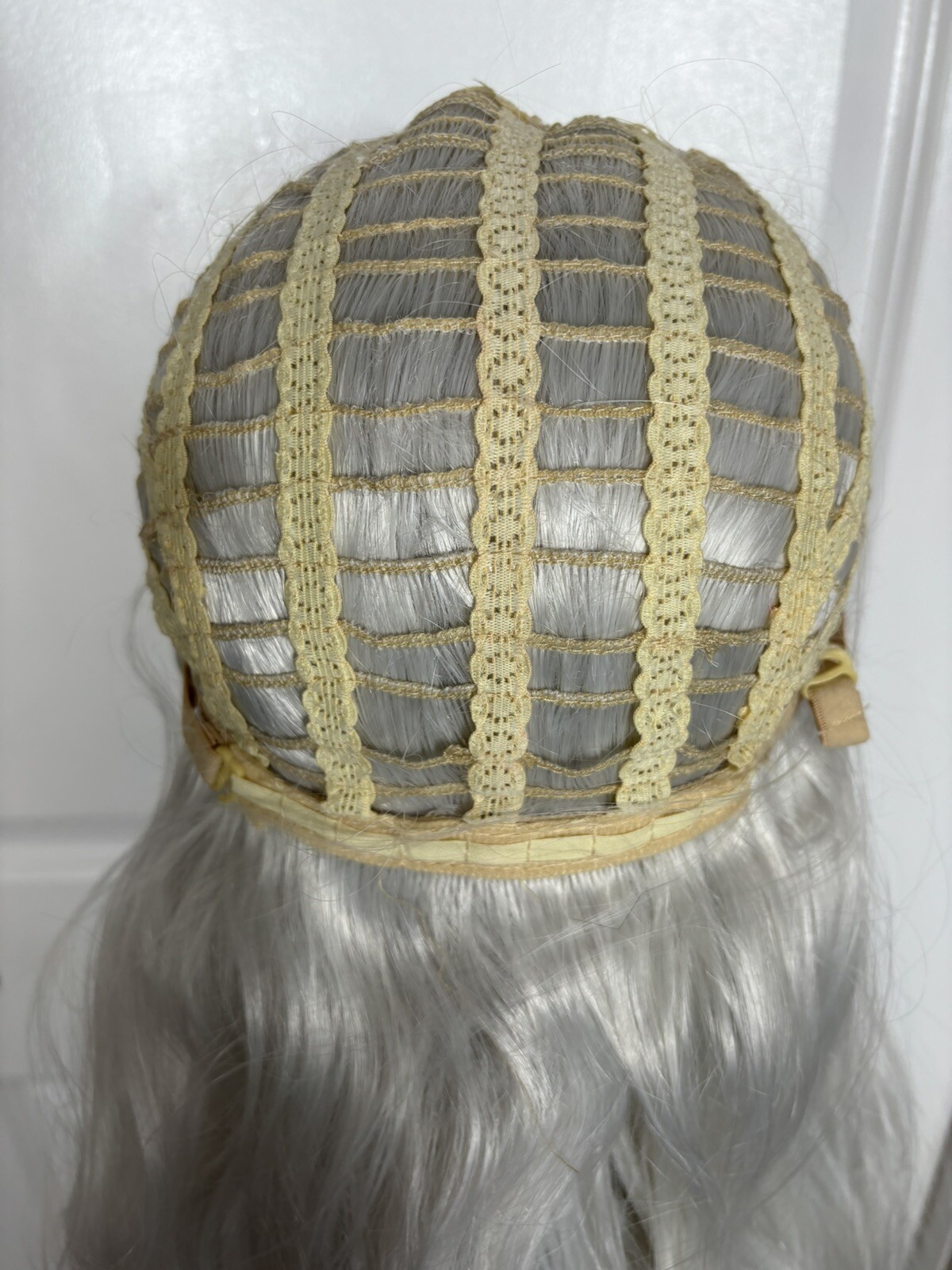 NEW Beautiful Wavy 21” Long Wig White Platinum Braids Size Large/Average New D-2