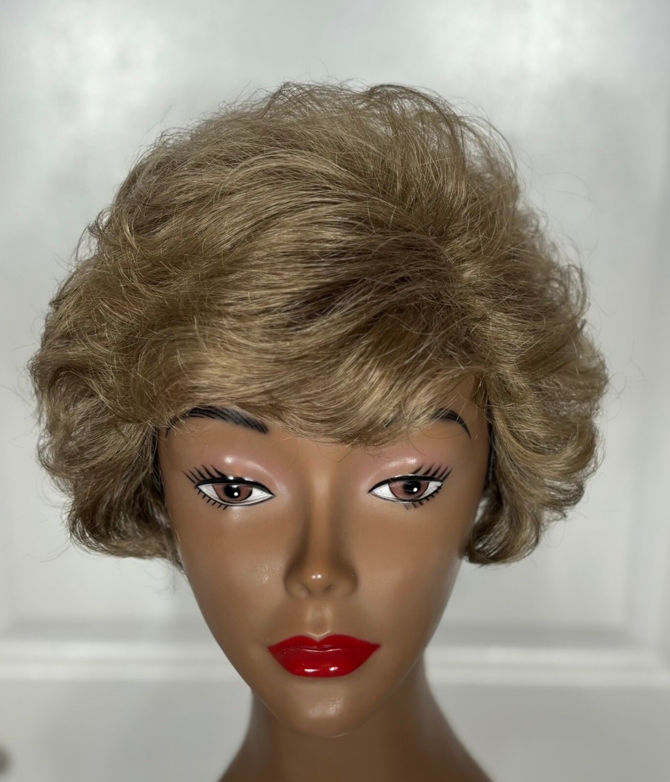 Celebration Wig Synthetic Brownish Blonde Wavy Layers SZ Average Clean GUC 10-18