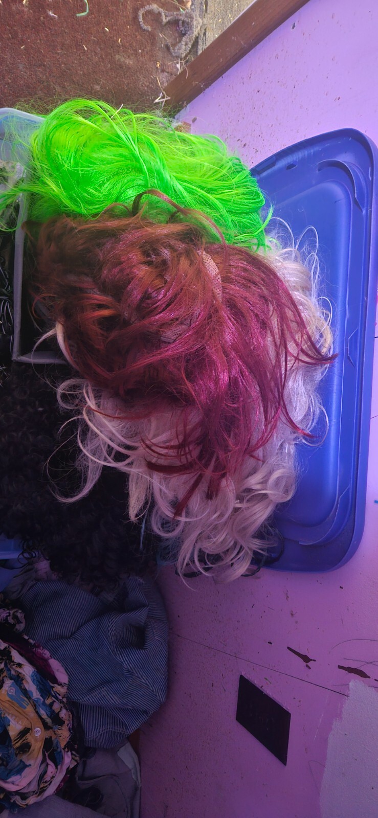 wigs of all colors and lengthsAnd textures does not come with hairnet
