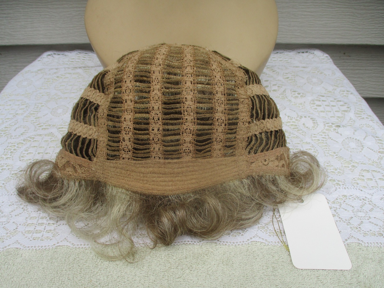 MYSTERY WIG Sz AVERAGE 18/22 LT ASH BROWN/BLONDE FROSTED Wavy/Curly style READ