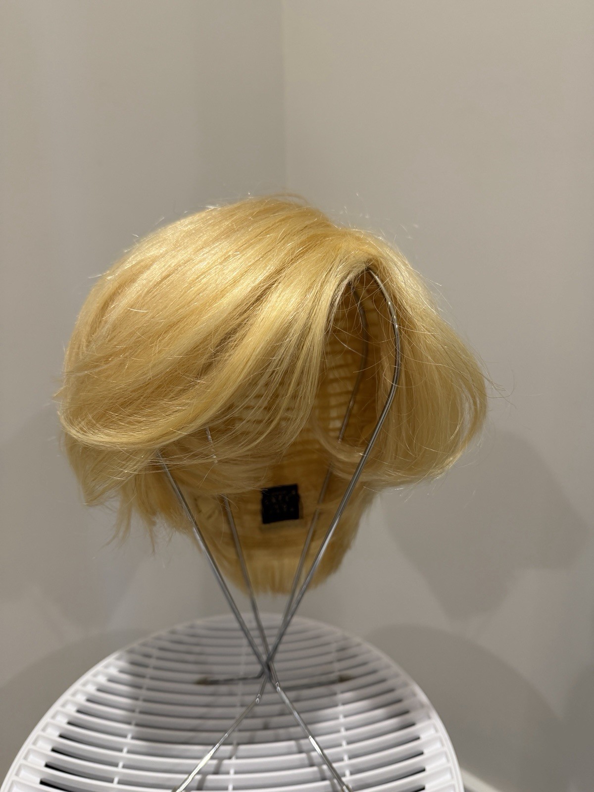 Short Layered Blonde Synthetic Wig Modacrylic Fiber – Natural Rooted Look