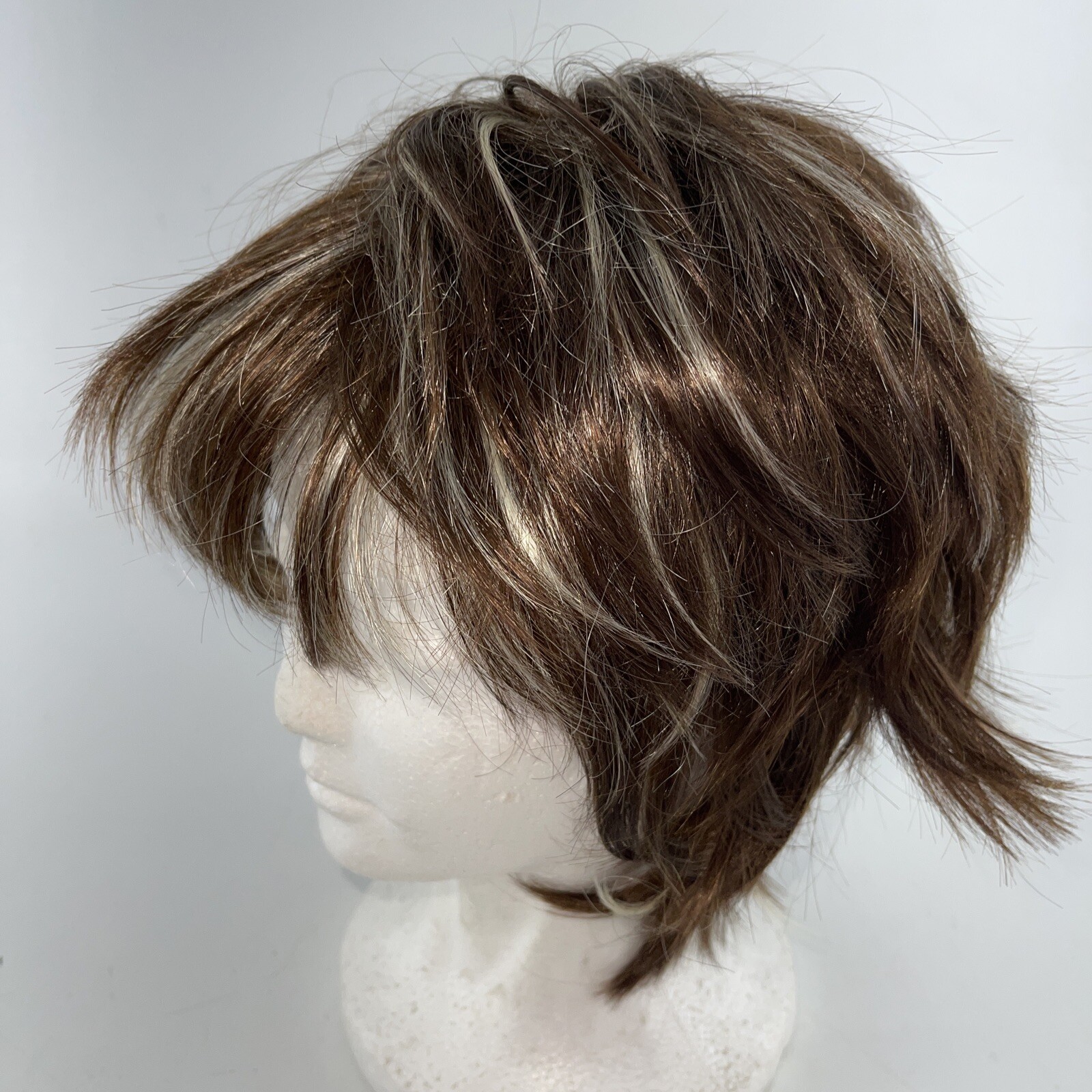 Wiginway Lady Woman Brown #10/11 Wig Short Layered Straight