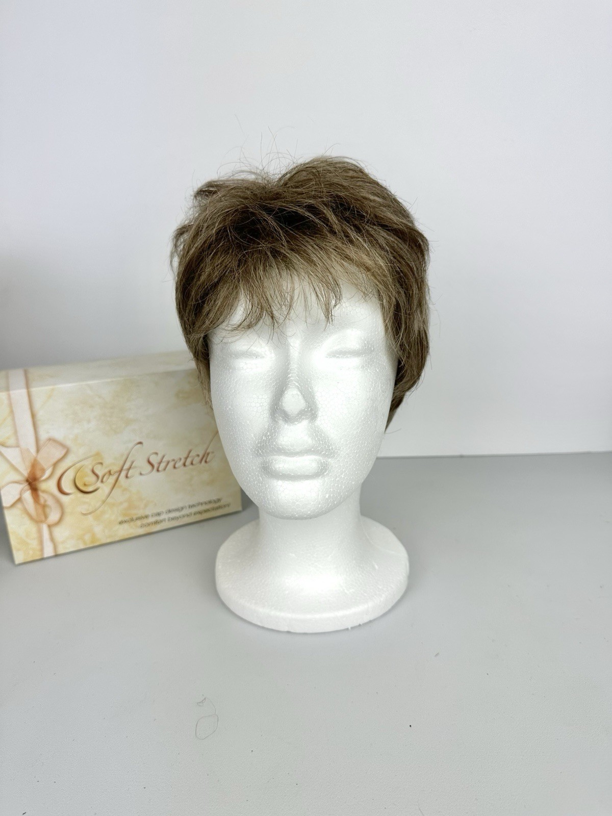 THE Wig Company Soft Stretch Gentle Moments, Color 17/101 Dark Blonde Highlights