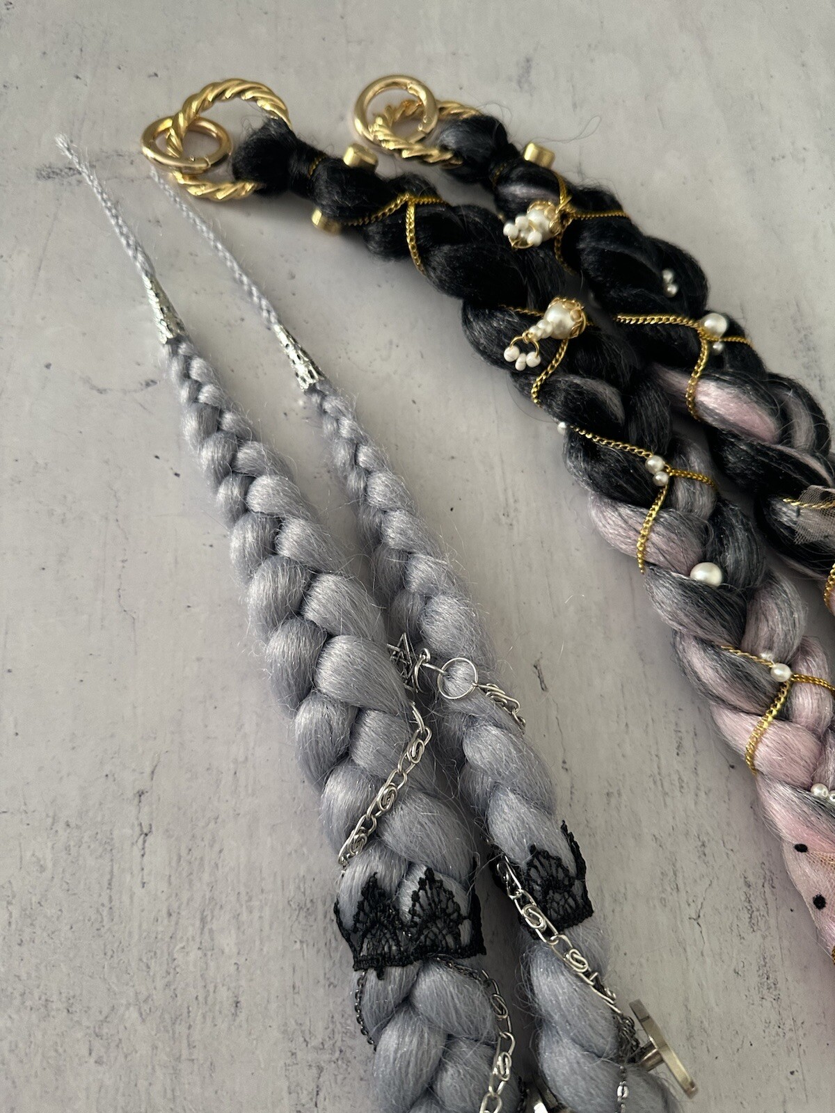 braids on rings and carabiners made of kanekalon