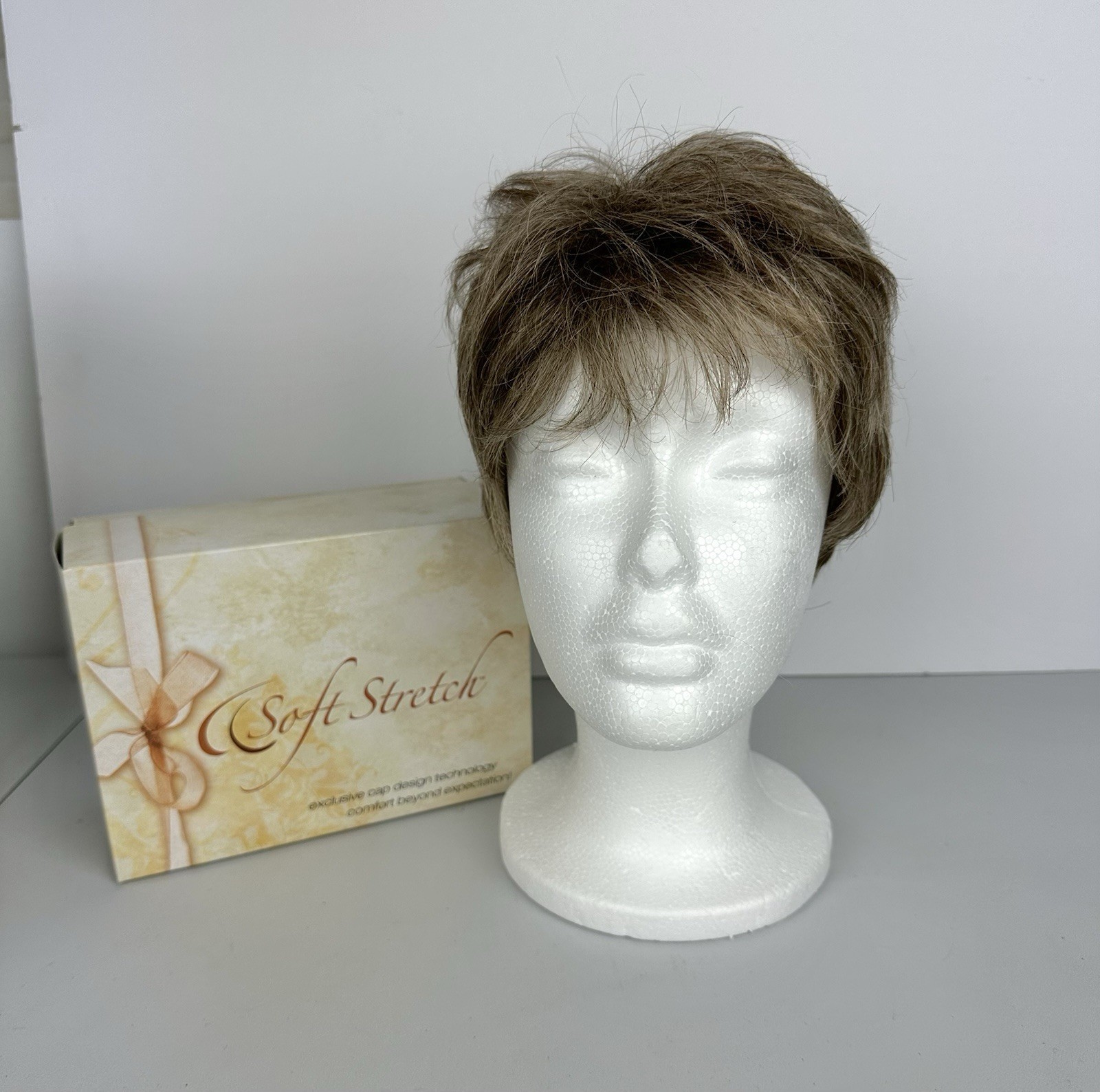 THE Wig Company Soft Stretch Gentle Moments, Color 17/101 Dark Blonde Highlights