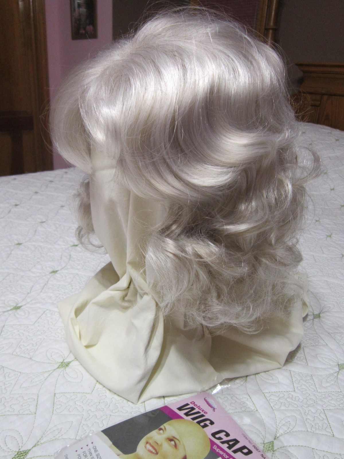 Beautiful Mid-Length Curly Wig- Silver/Blonde NWT & Wig Cap – Cosplay