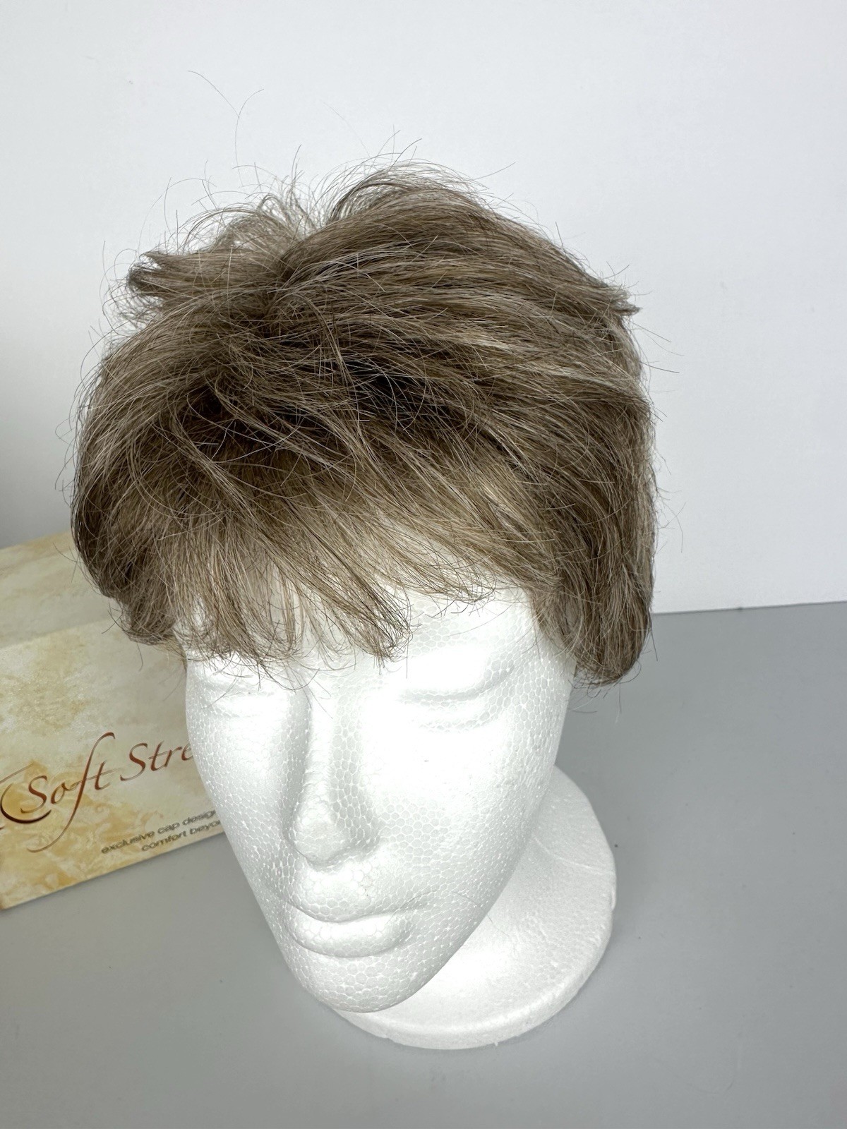 THE Wig Company Soft Stretch Gentle Moments, Color 17/101 Dark Blonde Highlights