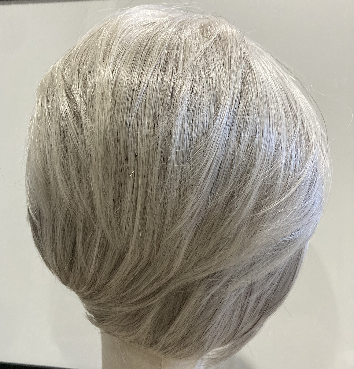 SHATTERED BOB WIG BY HAIRDO R56/60 Silver Light Grey New In Box