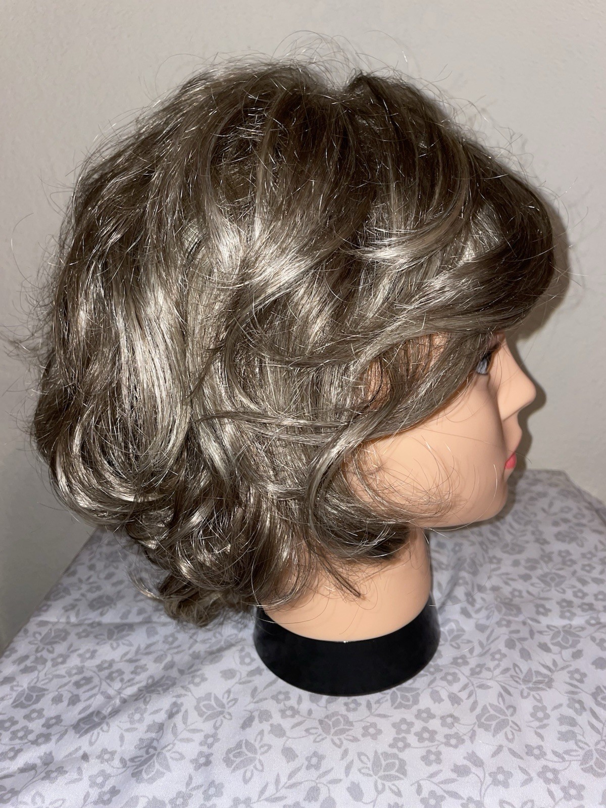 TWC Striking Wig Ash Blonde Frost Gently Used Layered Synthetic Sz Avg