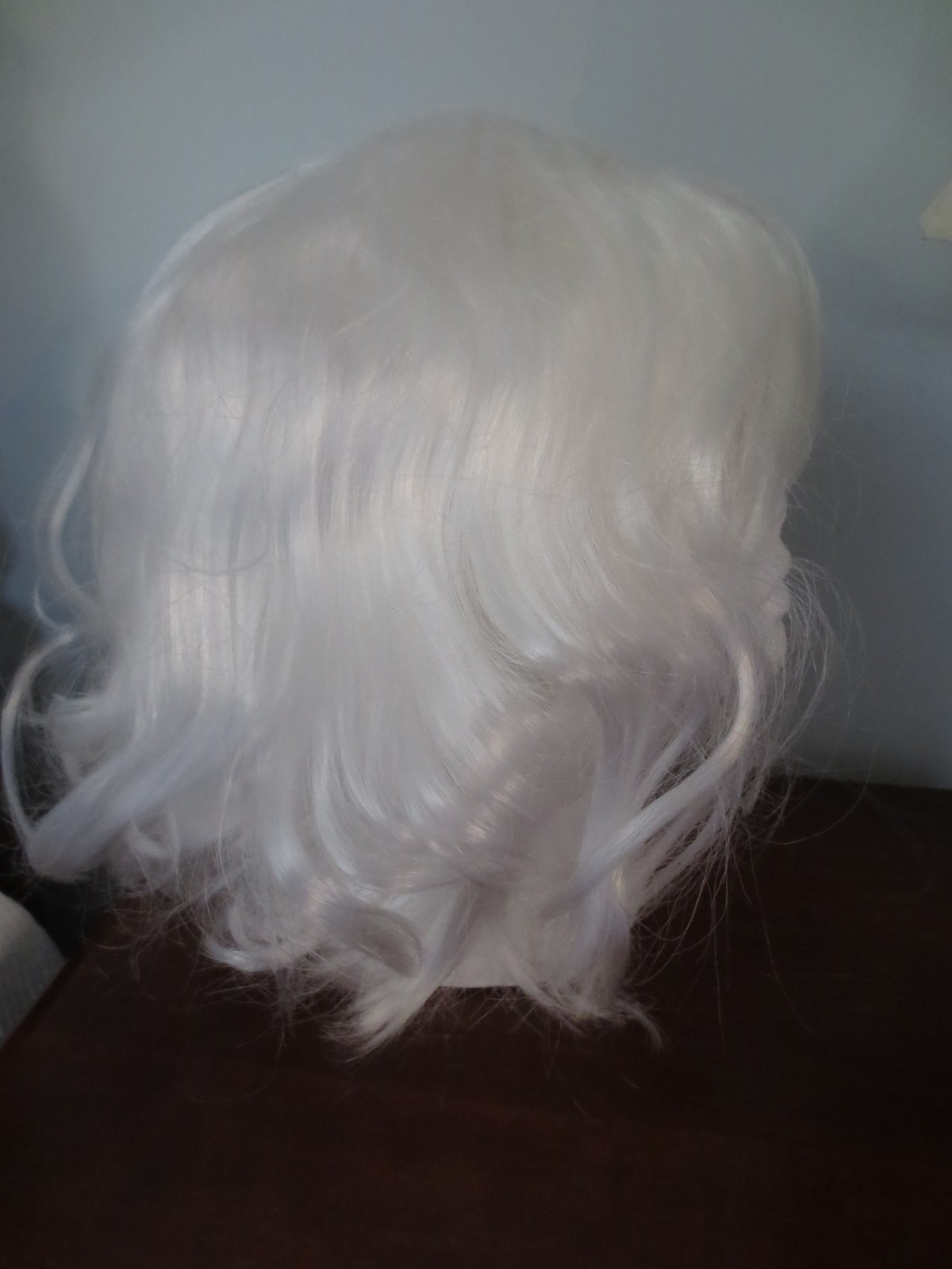 Adult GLAMOUR Deluxe BOUFFANT BEAUTY WHITE WIG – Appears unused