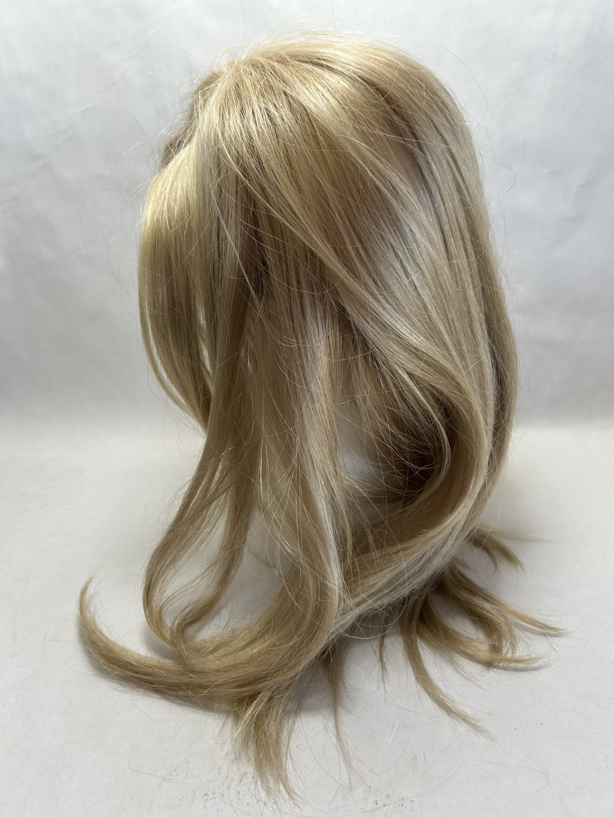 ENVY BELINDA – Medium Blond Wig Lace Front +Lace Part