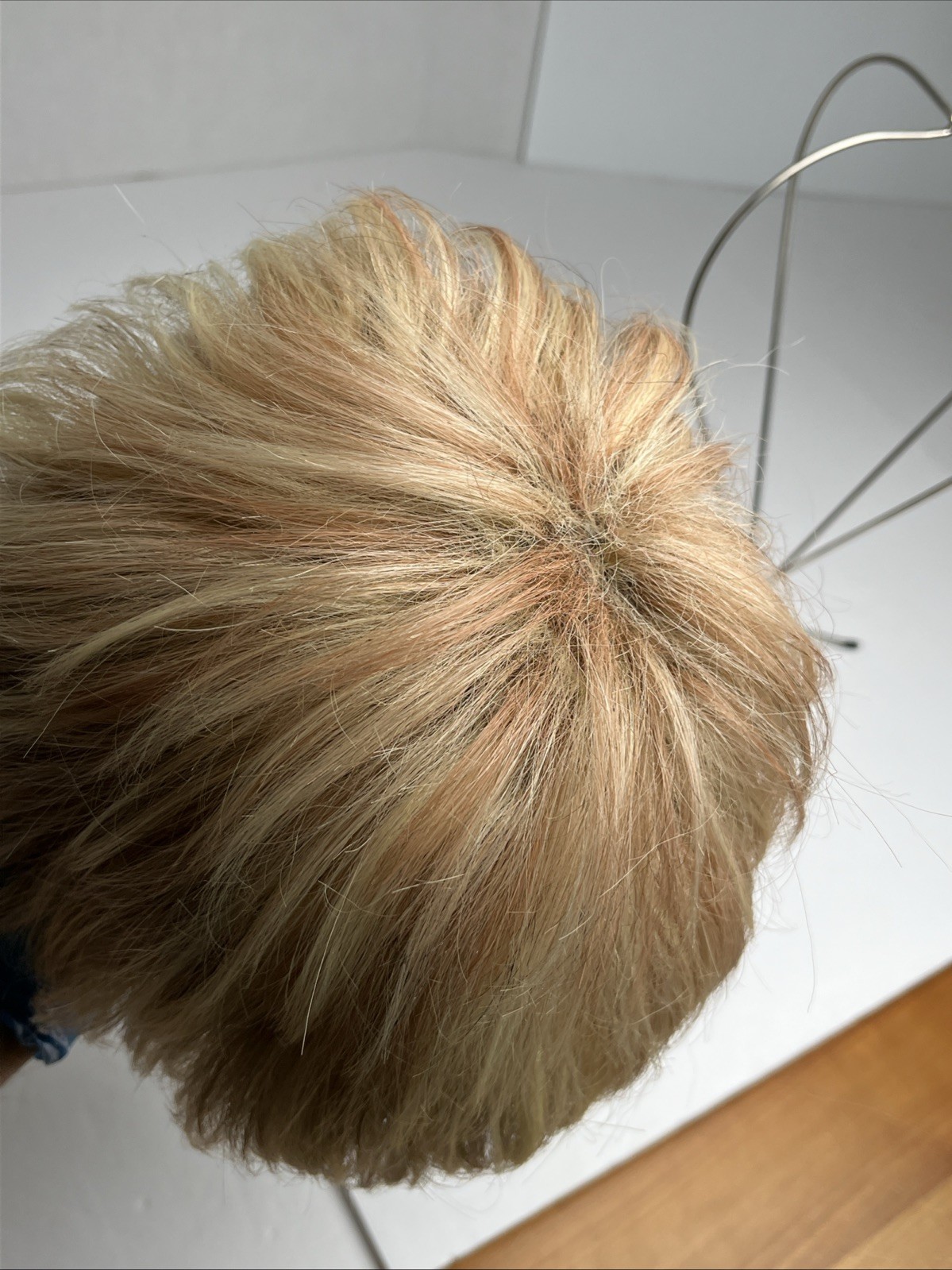The Wig Company Blonde Perfect Image Short Average 21″-22″ w Vtg MCM Metal Stand