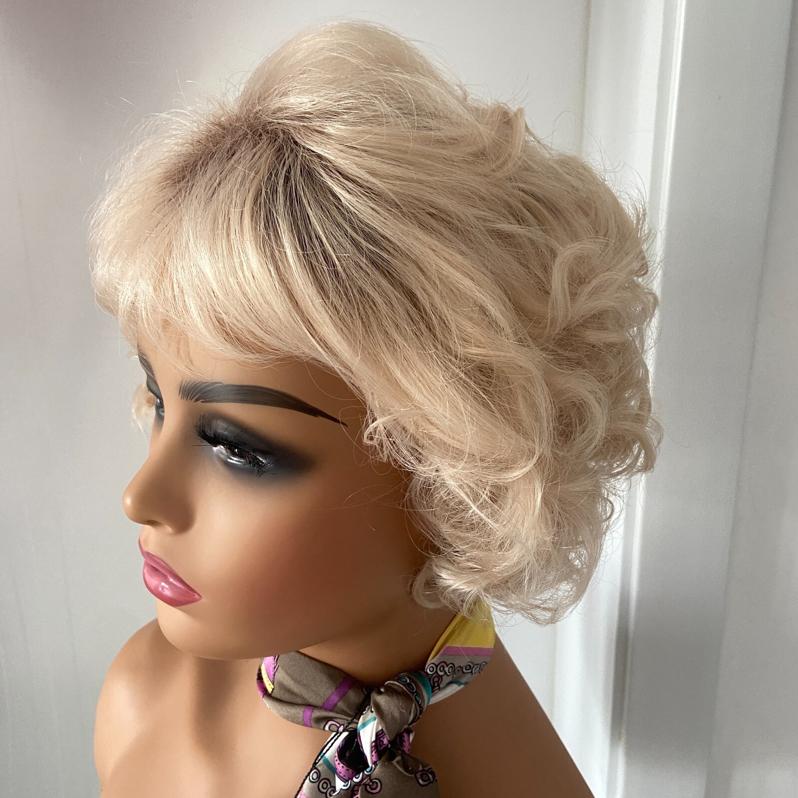 Short Curky Rooted Pale Blonde Mix Synthetic Hair Wigs Women Soft Natural Daily