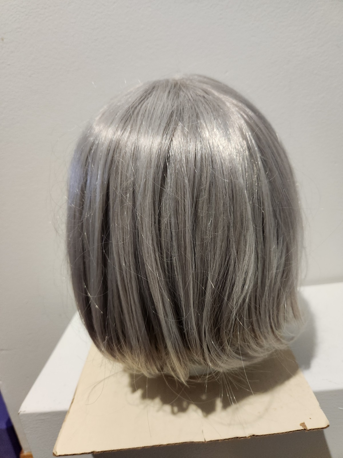 BEAUTIFUL WOMEN’S GRAY BOB WIG w/ BANGS * Lace Front ; Adjustable Hook Back*EUC