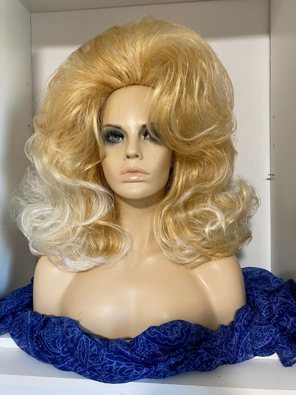 VEGAS GIRL WIGS DRAG QUEEN SASSY SMOOTH that girl wig flip frosted blonde